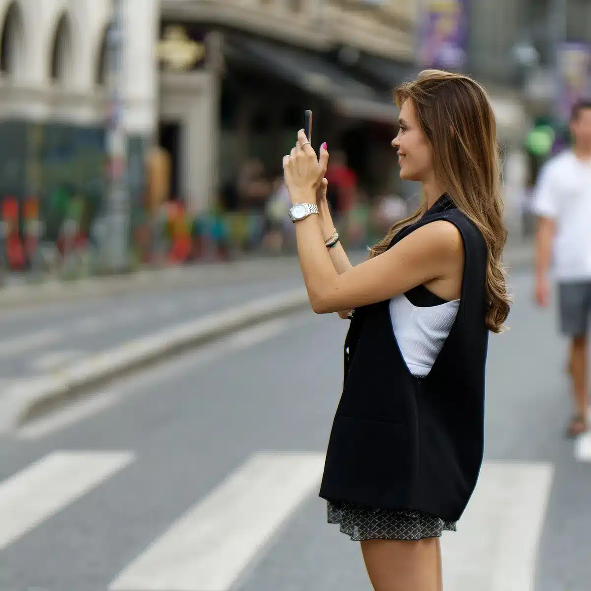 Personne anonyme essayant une tenue devant un miroir et prenant une photo
