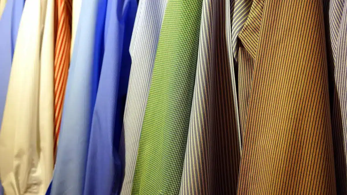 Garde-robe capsule organisée avec pièces coordonnées sur cintres