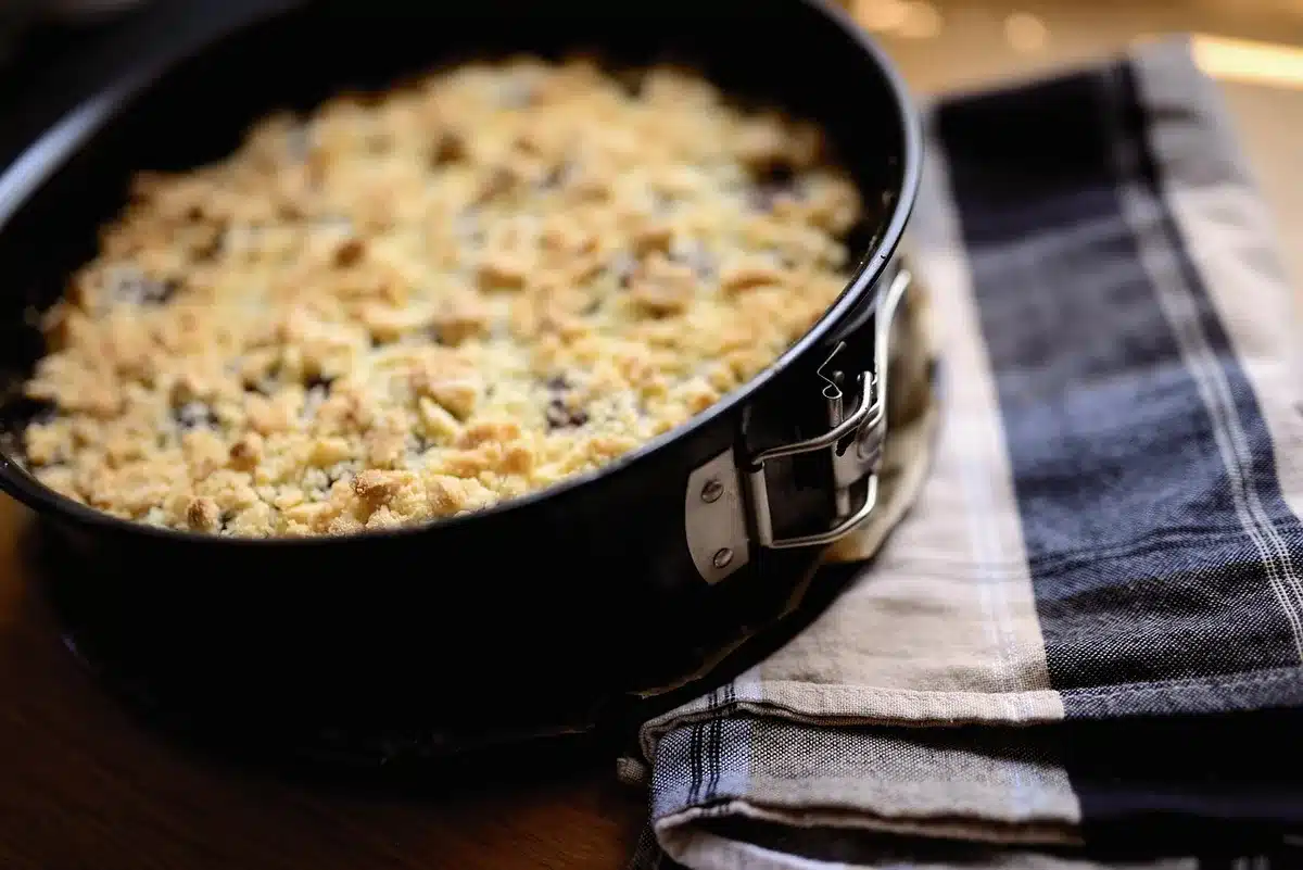 Morceaux de streusel prêts à être ajoutés sur des brioches