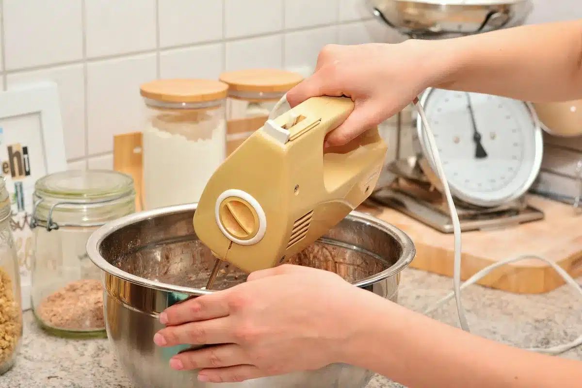 Mains pétrissant une pâte souple sur un plan de travail fariné
