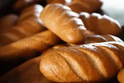 Deux baguettes briochées au chocolat blanc refroidissant sur une grille dans une cuisine lumineuse