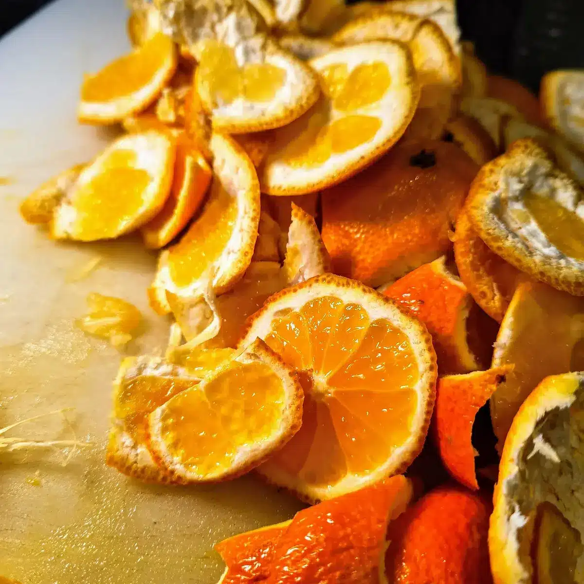Zestes d'orange et marmelade dans une casserole prête à être mixée