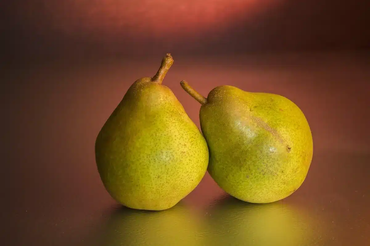 Dés de poire cuisant dans un sirop parfumé aux épices dans une casserole