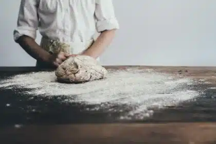 Tarte au chocolat et ingrédients sur une table de cuisine éclairée par la journée