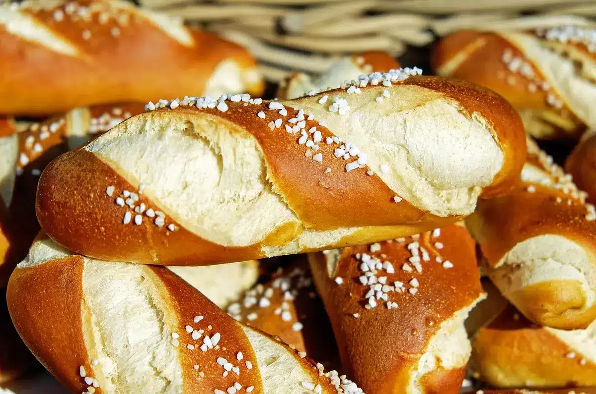 Préparation de la pâte à sablé sur un plan de travail avec rouleau et feuille de cuisson