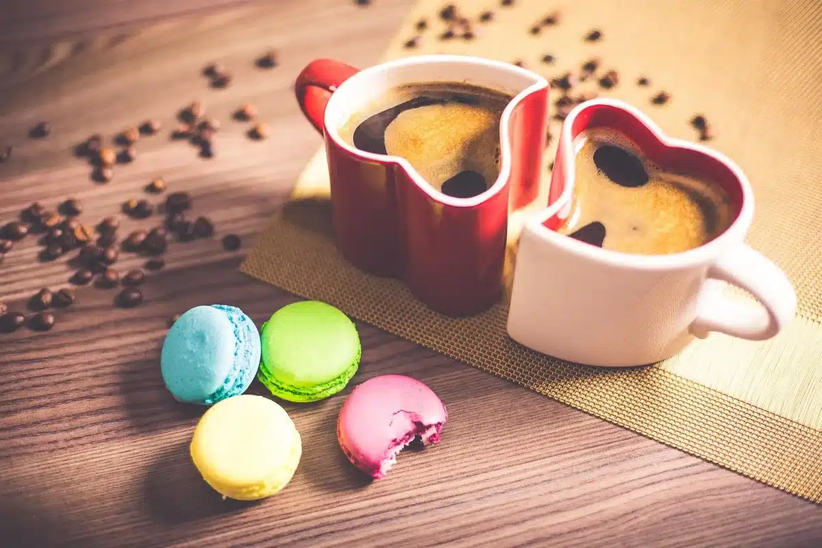 Ramequins de crèmes dessert sur une table en lumière du jour