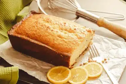 Table de cuisine en plein jour avec pâte feuilletée, purée de potimarron et mains anonymes