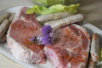 Plateau de cannelés dorés posé sur une table de cuisine ensoleillée près d'une fenêtre