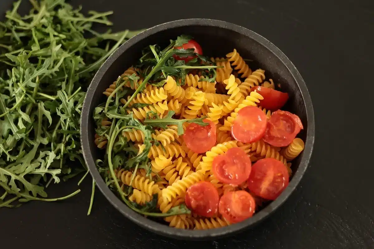 Plats préparés à l'avance: rôti au four et salade composée présentés sur une table